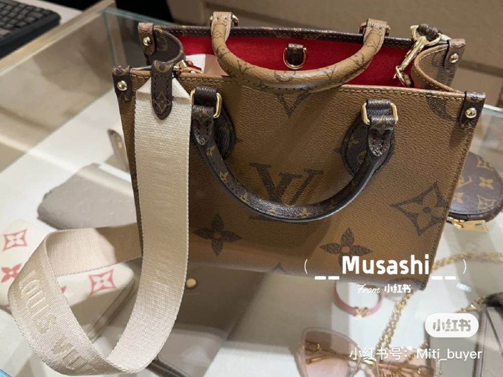 High energy ahead, explosive warning! LV has understood!  ! !
Just on February 10th The launch of Lv's new Onthego mini model is full of momentum, and Lv's designers have finally heard the voice of the Asian people, the most perfect size
25x19x11.5?...