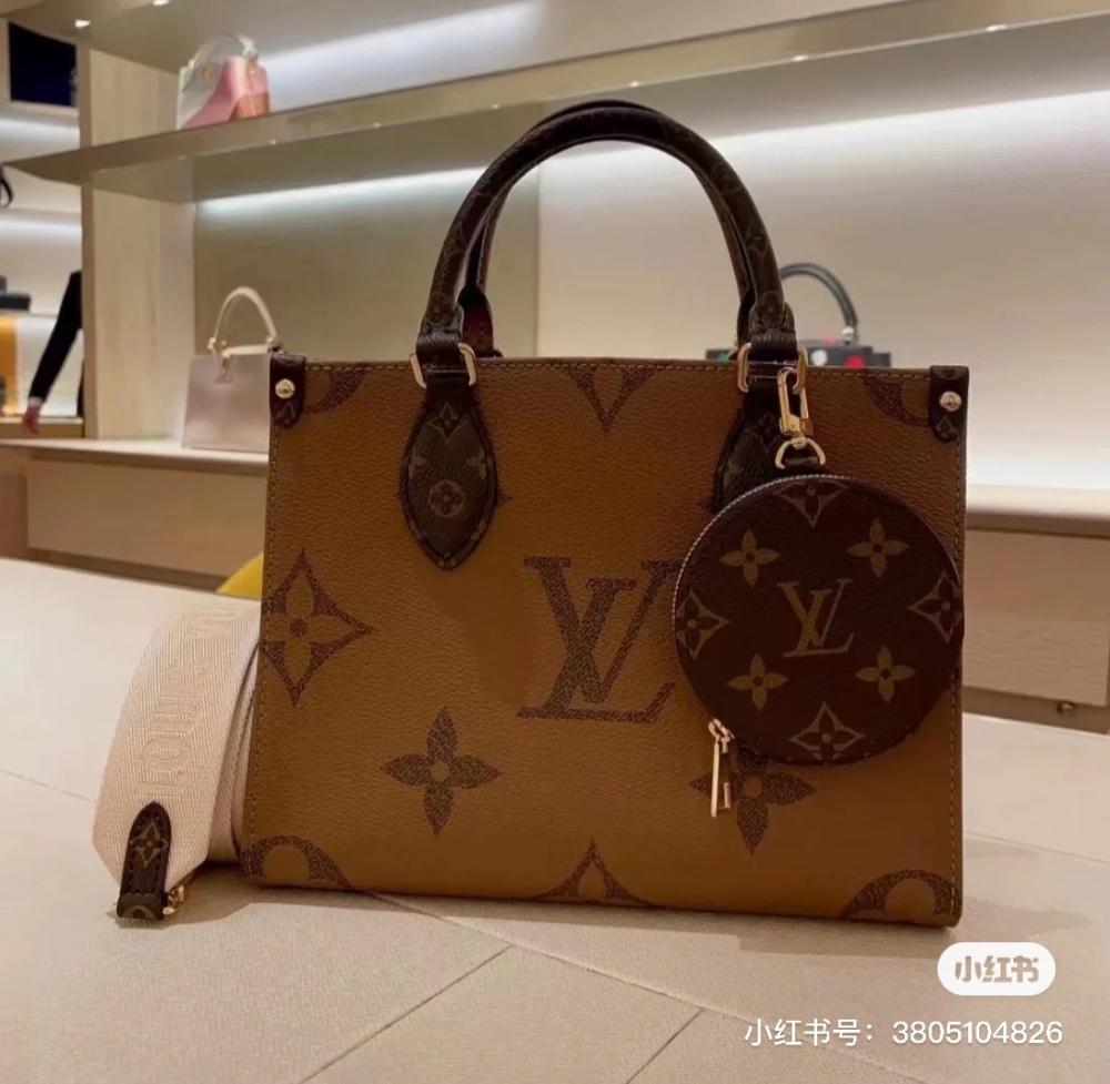 High energy ahead, explosive warning! LV has understood!  ! !
Just on February 10th The launch of Lv's new Onthego mini model is full of momentum, and Lv's designers have finally heard the voice of the Asian people, the most perfect size
25x19x11.5?...