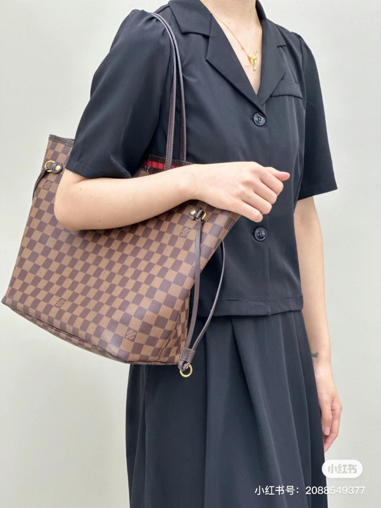 The very popular LV brown chessboard tote bag is really loved by many people!
Todd, who has always had many sisters wanting LV, finally got -- only! Brown canvas checkerboard pattern, paired with a coat
It's truly a sophisticated and lazy style