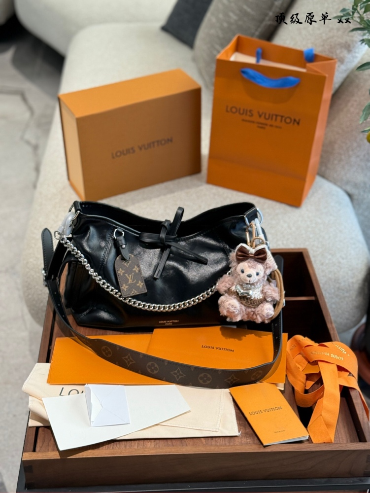 P440 chip version
LV Carrall Small Leather
., Dark Academy Style/Dark Motorcycle Style ●
Today's cool storm is led by LV's Carryall black sheepskin bag!  
Make it easy for you to become a Cool Day girl
Teach classic black, like a mysterious travele...
