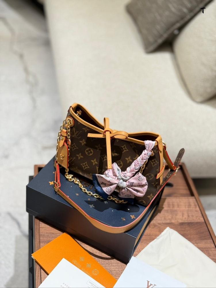 p265
New Carryall BB
The description of catfish whiskers and big gold chain babies is too appropriate. LV gold chain is really beautiful
Xiaobaa thinks that the new version of carryall has become cute, and she doesn't like the sisters with big bags, ...