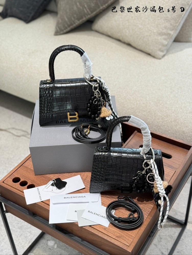 P269 pendant ? twenty
Balenciaga crocodile Balenciaga Parisian family hourglass
Balenciaga Balenciaga Hourglass Golden Button Crocodile Pattern Leather Hourglass Bag Handheld Shoulder Bag for Women
Balenciaga hourglass bag is like a dream come true...