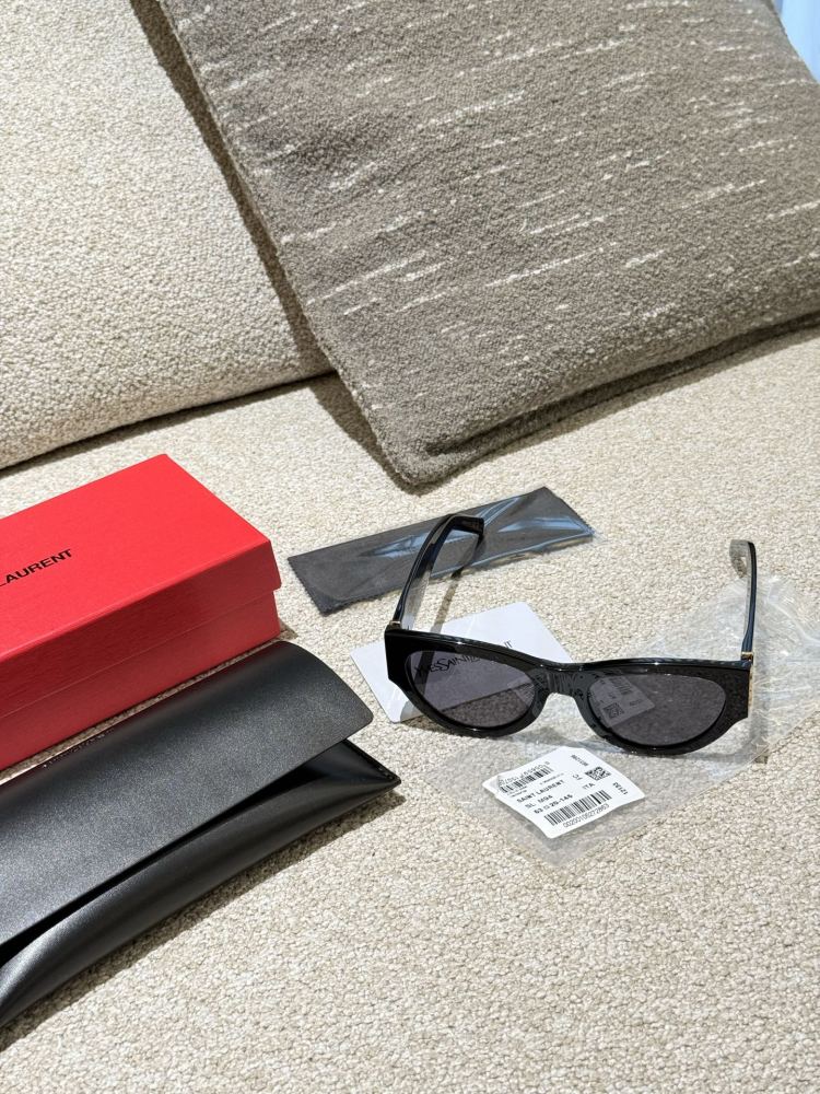 p220
Ms. Luo Jie, ROSE's original sunglasses! Who knows the cool temperament of milk! ROSE wears YSL sunglasses for both hard photos and private servers~
With the addition of event evening gowns, it exudes charm and sensuality, effortlessly becoming ...