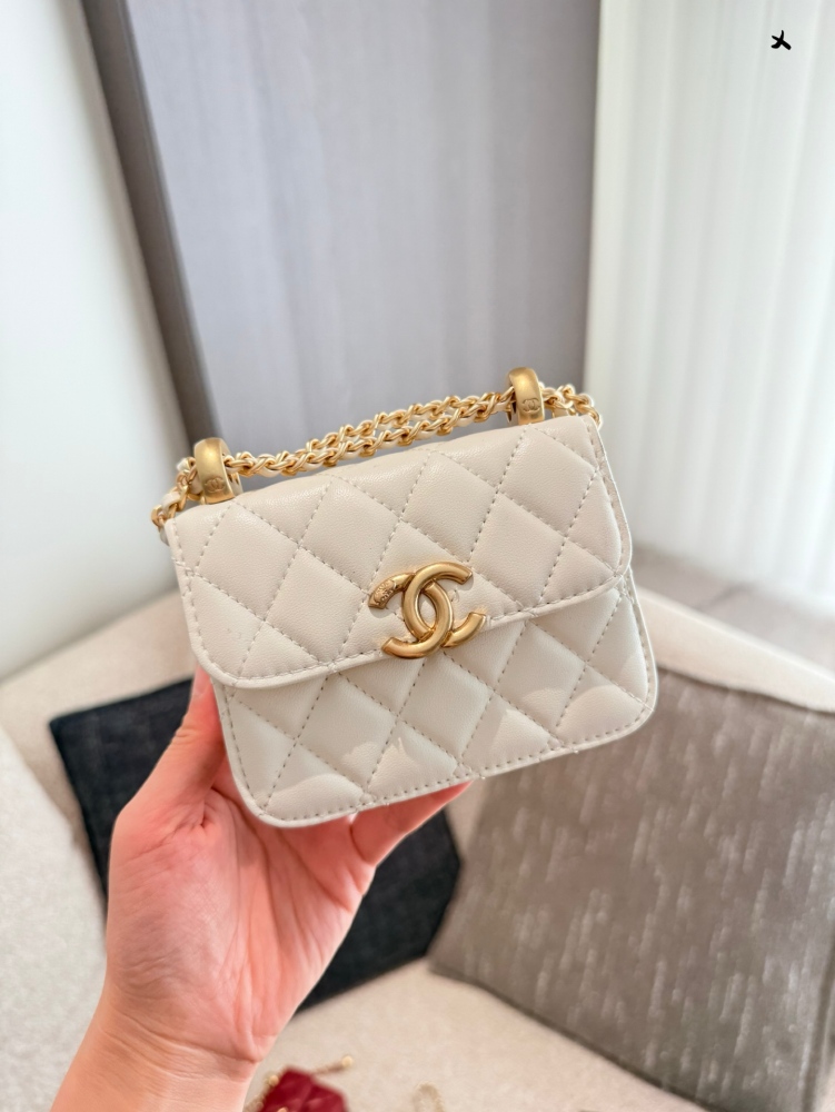 p180
Chanel Advanced Handicraft Workshop Double Golden Ball Zero Wallet
Smooth and delicate to the touch, the leather has a natural luster and classic diamond grid pattern and mouth cover design, paired with antique sand gold. The mini golden ball is...