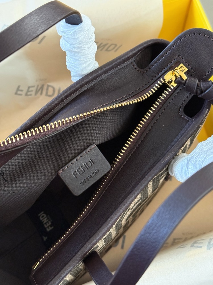 210 box
size：16*13cm
Fendi F Home
This small vegetable basket is really amazing,
I love it so much!
Full of vacation atmosphere,
Although it is small, it can also be packed very well,
A super lightweight small bag that can also be worn diagonally!
