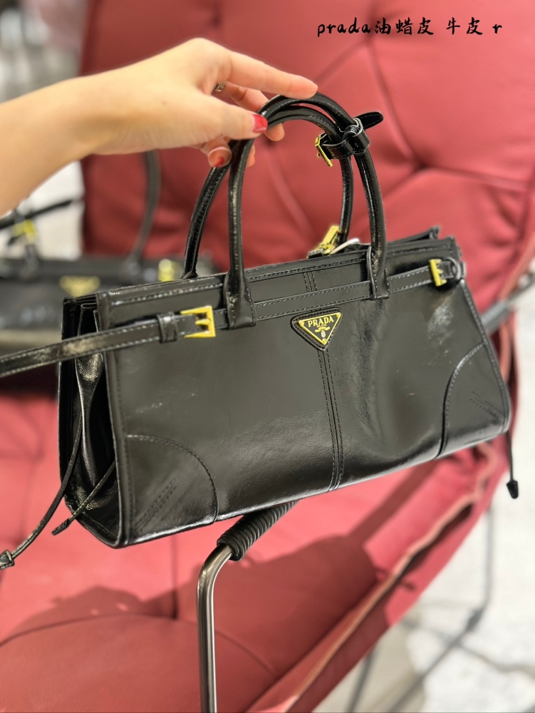p270
Prada is crazy! Soft lux is really cool, my heart
When I finally got it! I can't wait to try it on for everyone!
The softlux this time is really beautiful, with a retro and cool wax leather design and an ultra light weight!
Child The size of the...