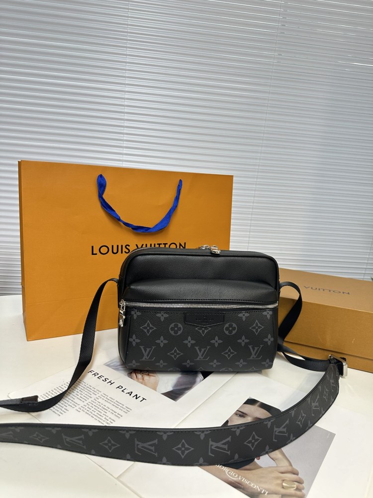 The Donkey Home Postman Bag M30233 Black Flower welcomes the spring and summer of 2019 with a blend of Ta ? ga leather and Monogram canvas, adding harmonious colors to the bold design of the Outdoor Postman Bag. The silver zipper and metal pieces on...