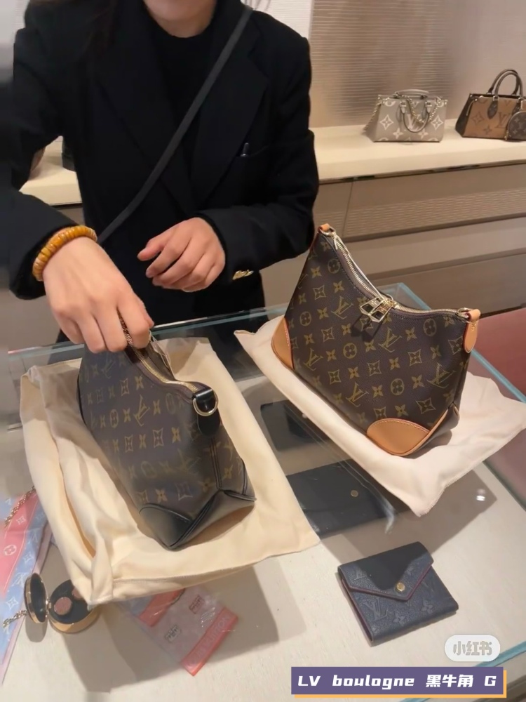 LV black horn upper body walking wave