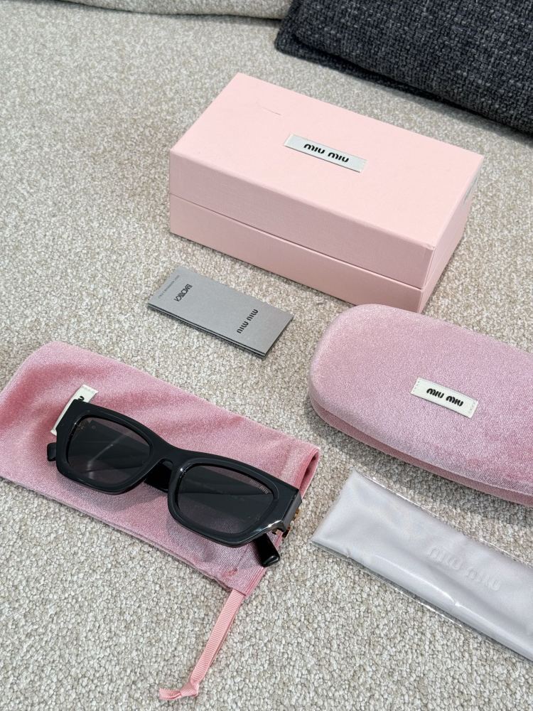 MIU MIU Goddess Sunglasses P190
The hottest style of 2025 is definitely this one!
MiuMiu11W is your best companion for going out without makeup. This pair of sunglasses is like magic that will definitely enhance your temperament, whether you are wear...