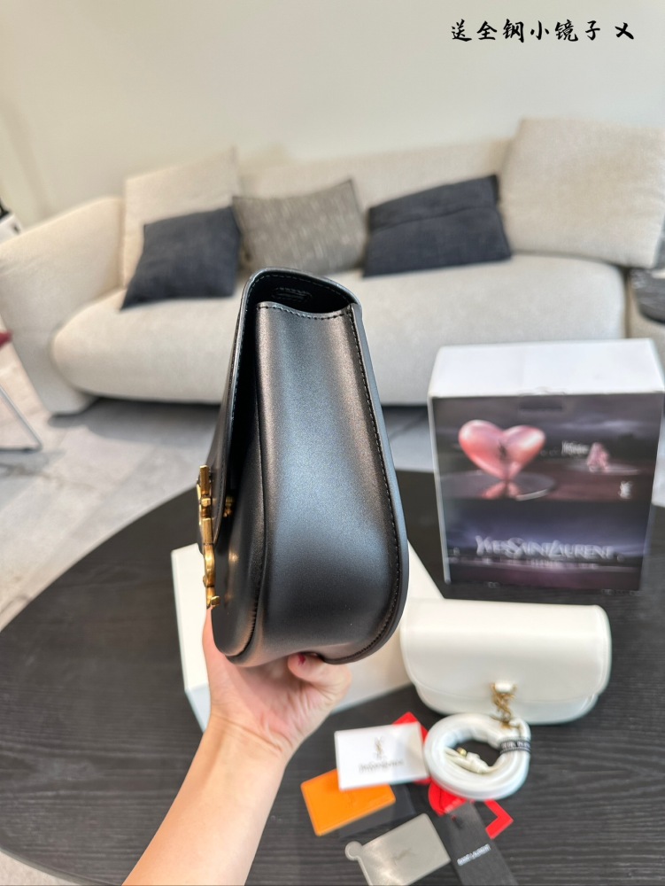 p230
YSL kaia black saddle bag
The black and gold color scheme exudes a sense of luxury and love
Half circle saddle bag with soft and curved design full of affinity
The overall style is beautiful and retro
