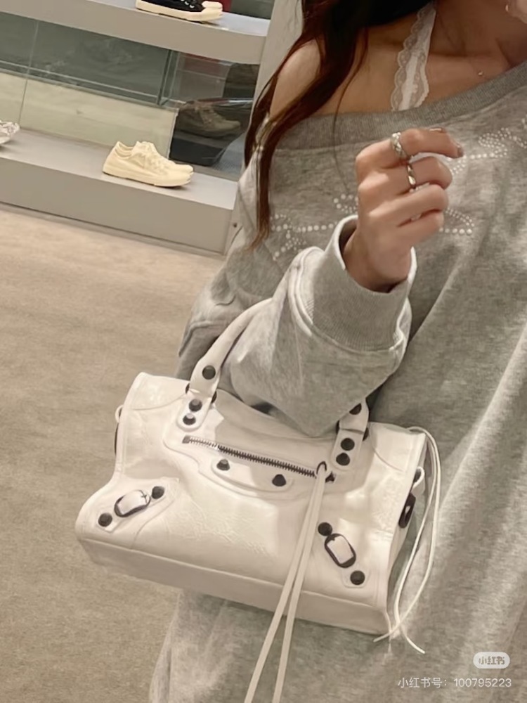 Balenciaga motorcycle silver is so handsome!!! Motorcycle bags will really be loved forever
A locomotive with a silver buckle will appear cool and aloof. C0o
Laziness comes naturally. The motorcycle bag can be equipped with a casual and free spirited...