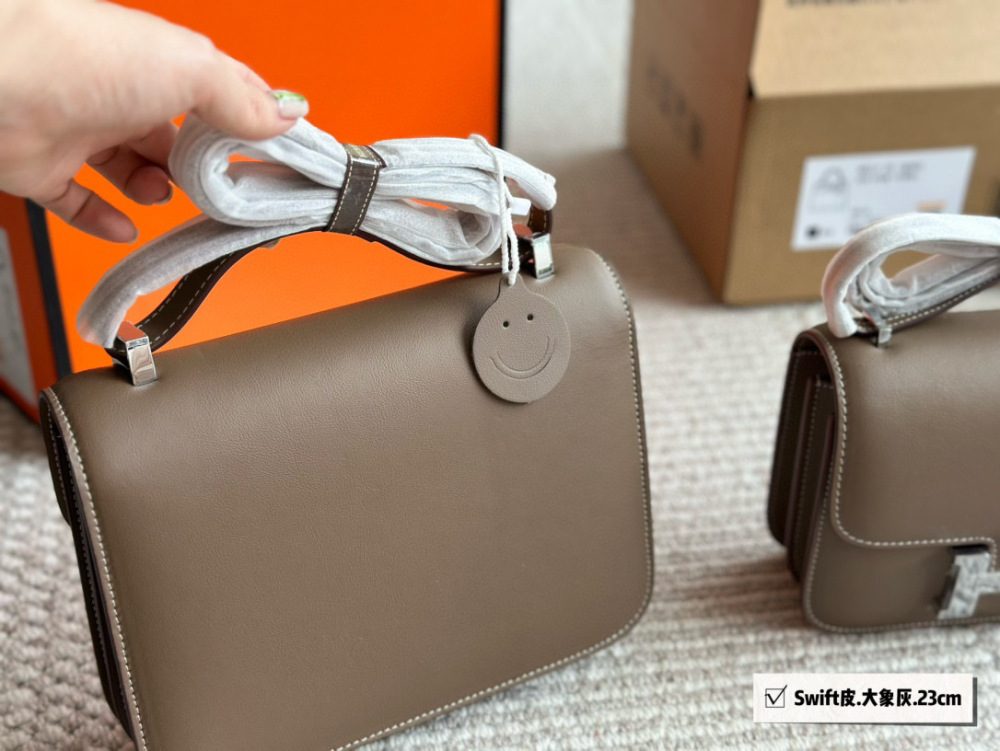 p299、
Original Hermes Concon bag Swift leather
Made of calf leather (soft cowhide)
The characteristics of the leather material are not small cowhide (soft cowhide), very soft, with delicate and smooth patterns, very good hand feel, and not easy to ...