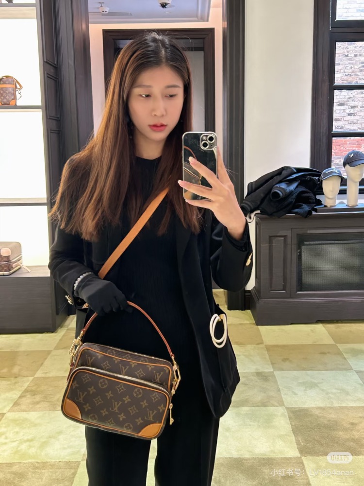 LV25 New Vintage Postman Bag
New release with hand-held and crossbody shoulder straps
Both boys and girls are fine
Very well produced and visually appealing
#Postman bag # Cross shoulder bag # Small second-hand bag # Men's bag