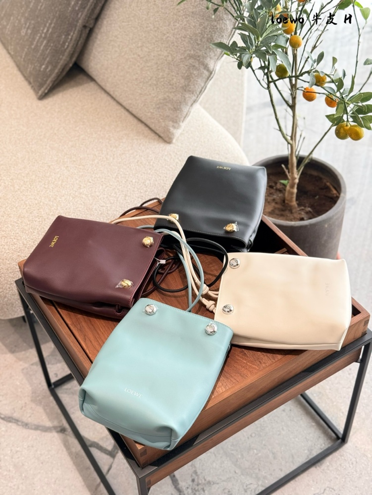 P275 top layer cowhide
LOEWE25 new bag | I love the simple and neat design so much
The entire bag is made of soft calf leather
Good wear resistance key, super light weight
The shoulder strap can be adjusted in length, and it can be worn on both shoul...