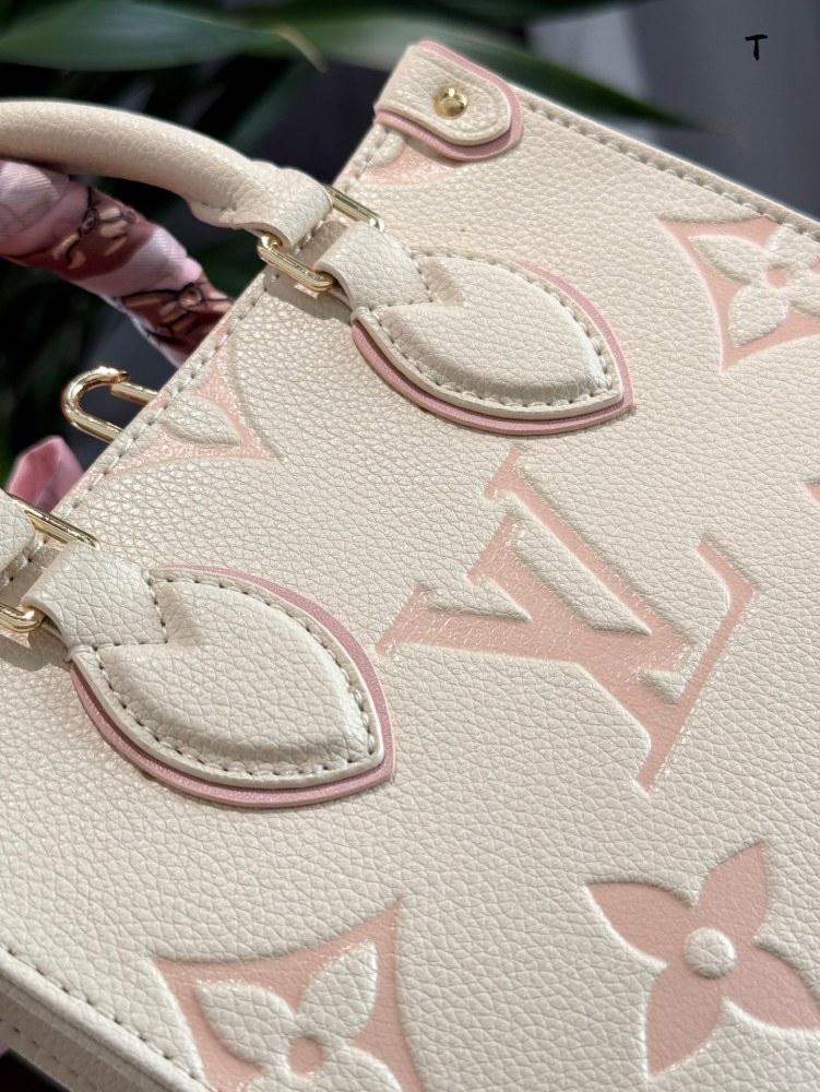 P260P270 Free scarves
LV on the gomini tote bag
Jungle Series
Crafty on the go advanced relief embossing gradient color
The King of Price Comparisons is a fantastic bag design inspired by the street brand that parodies Lv. Once upon a time, Louis VII...
