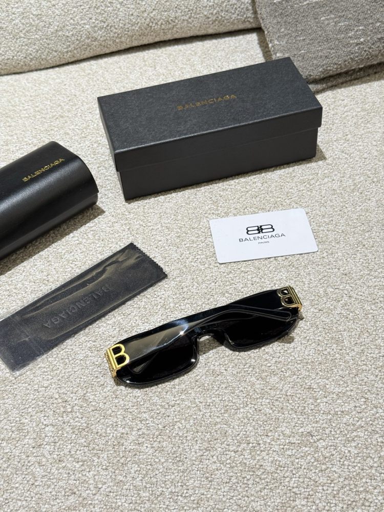 Balenciaga Sunglasses p210
I can't refuse a bit of suspicion. The same sunglasses as the celebrity look beautiful on my face!
I declare that the retro cat's eye sunglasses are the ancient god cat's eye+narrow frame which is really a Rocket combinatio...