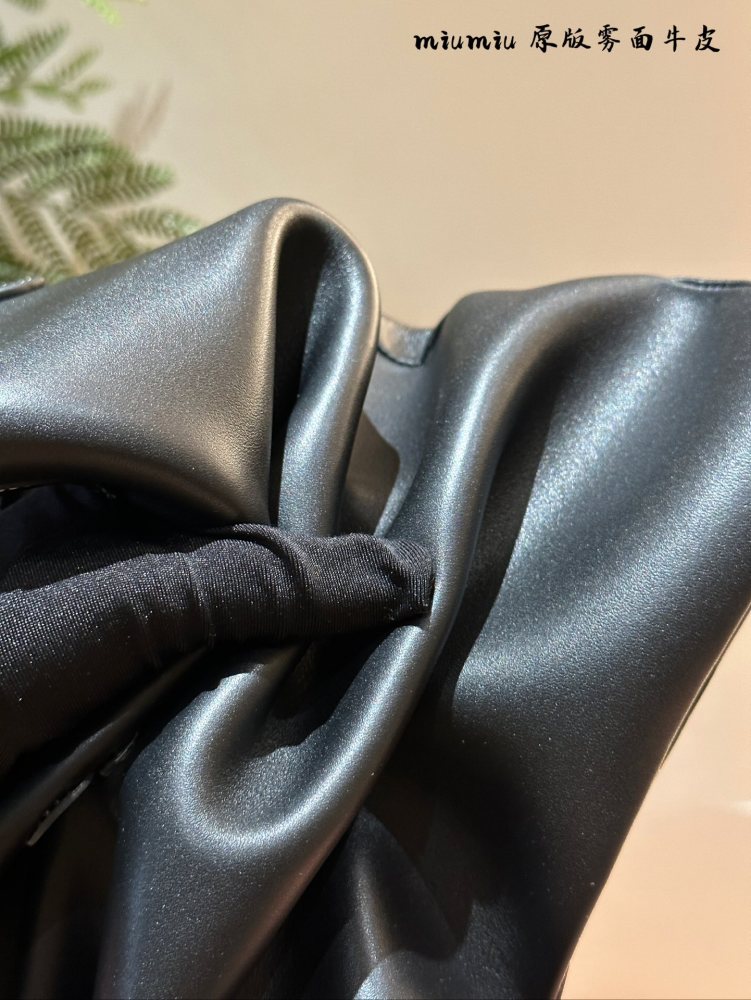Miumiu original matte cowhide p325
Fashionable and exquisite autumn and winter choice~Tote bag ivy beautiful autumn and winter
This season MIU is really amazing!
M ^ Limited Edition | Embossed Tote Tote Bag Mouth
This one shoulder bag has become a tr...