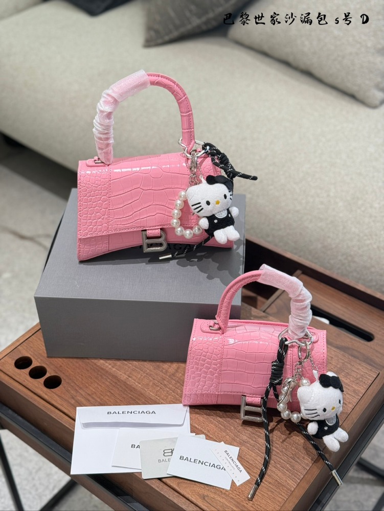 P269 pendant ? twenty
Balenciaga crocodile Balenciaga Parisian family hourglass
Balenciaga Balenciaga Hourglass Golden Button Crocodile Pattern Leather Hourglass Bag Handheld Shoulder Bag for Women
Balenciaga hourglass bag is like a dream come true...