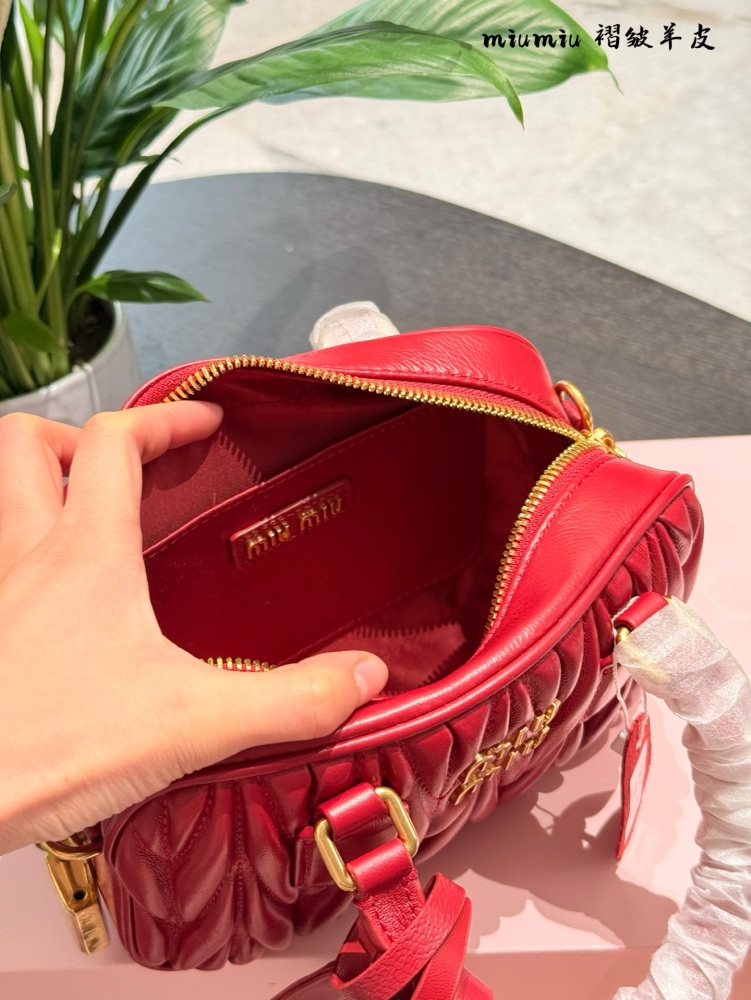 Miumiu Red Sheepskin P299
I rarely buy red bags, but if it's Miumiu, then ..
Can you wrap it up for me
Miumiu red mini bowling ball holder can be enlarged, mobile phone can be carried by hand, crossbody can be worn with a mirror, concave shape is ver...