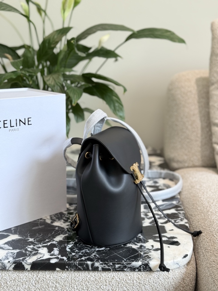 p250
The CELINE new small book bag B has been planted with grass
CELINE's new small backpack is a bit easy to carry!  ! ! New backpack BONNIE
Compared to the previous bag, it has a wider and fuller shape. The Cb Triumphal Arch buckle's support hit me...
