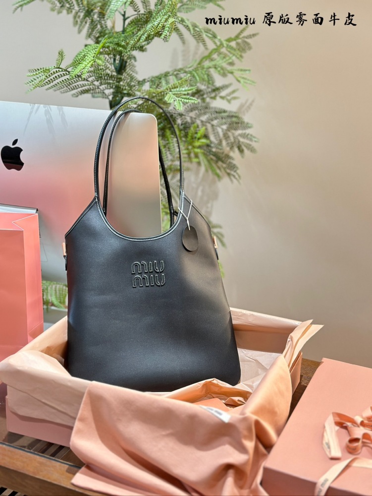 Miumiu original matte cowhide p325
Fashionable and exquisite autumn and winter choice~Tote bag ivy beautiful autumn and winter
This season MIU is really amazing!
M ^ Limited Edition | Embossed Tote Tote Bag Mouth
This one shoulder bag has become a tr...