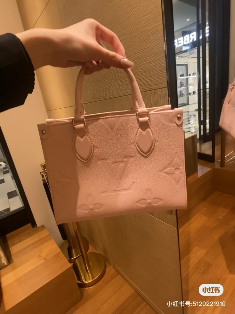LV's cherry blossom pink Onthego tote is really amazing! At first glance, I was amazed by LV Louis Vuitton's Onthegomini pink. Sisters who are used to carrying old flowers may want to try a different style