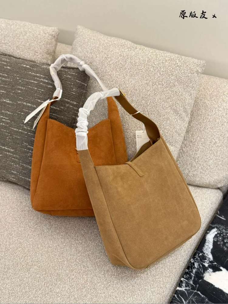 p330
Ysl's stylish and practical Hobo handbag is here~
LE 5A7 Underarm Bag Hobo Handbag, Same Style Hobo as Korean Star!! The underarm bag that exploded this year, Y Home, although late, has arrived! The outline of the bag is simple and three-dimensi...