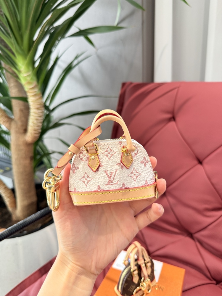 p185
LV mini wallet pendant is so cute