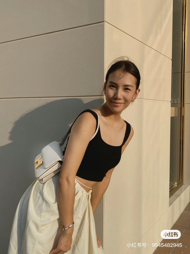 Pure white moonlight. ）Zhao Lusi's same Aisi Kangkang milkshake white out Hermes Kangkang 19 10 milkshake platinum buckle Epsom leather
Share a bag of the same style as Zhao Lusi, Hermes Kangkang Milk Shake White.
The Hermes Concon carried by Ruth ...