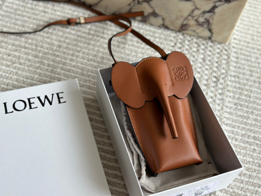 p200 
The full set of gift box packaging with top layer cowhide is cute and lovely. LOEWE elephant bag, phone bag, newly released by Luo Yiwei. This elephant phone bag really hits my girlish heart. It has a suitable capacity to hold a Promax sized ph...