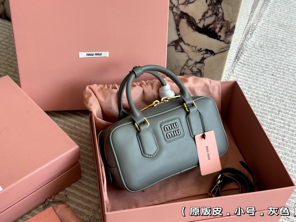 Original leather 310 full set packaging
size：23*11cm
Miumiu bowling/briefcase/
The sweetness of the bag is just right!
It's hard not to love!
Can be carried by hand or slung diagonally
It's definitely not a small waste bag! Full capacity~~
The appe...