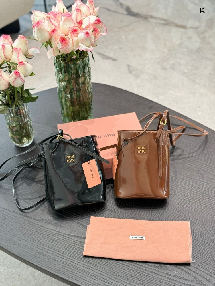 Oil wax cowhide P230
Miumiu recommends new small water bucket oil wax leather
The newly released oil wax leather material small water bucket this year feels too comfortable to touch, and the space capacity is very practical
Sisters who usually go out...