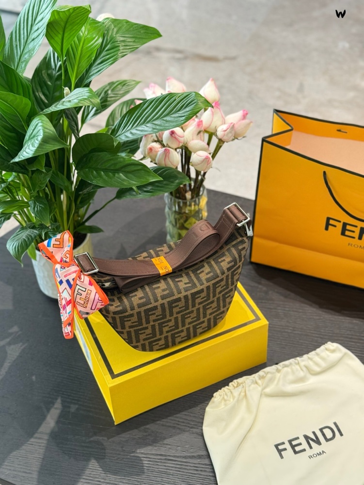 p225
Fendi unisex bag
2025 new Hobo classic trapezoidal design
Lightweight, with a zipper that can be worn on one shoulder or slanted back
16 × 20 folding box with ribbon gift