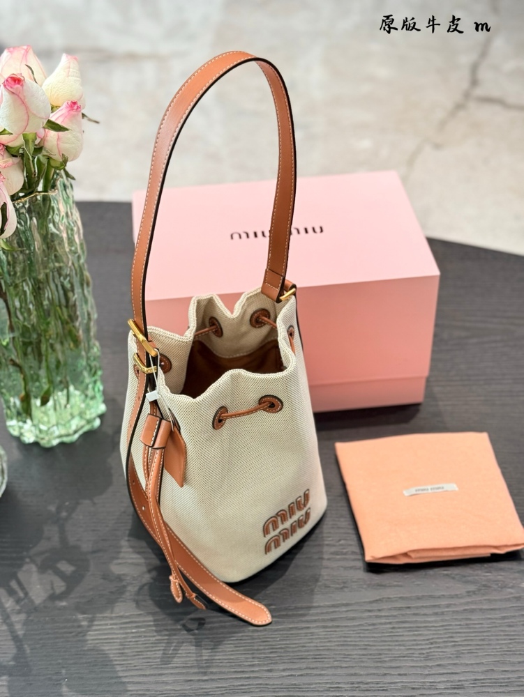 p250
MiuMiu's new canvas bucket bag is stylish and cute! Promise me the bucket bag!! Definitely pick this one!!!
Simple, casual, and unique design! Having a large number of loyal fans!  !
Just by hearing the name, you can imagine the capacity of a wa...