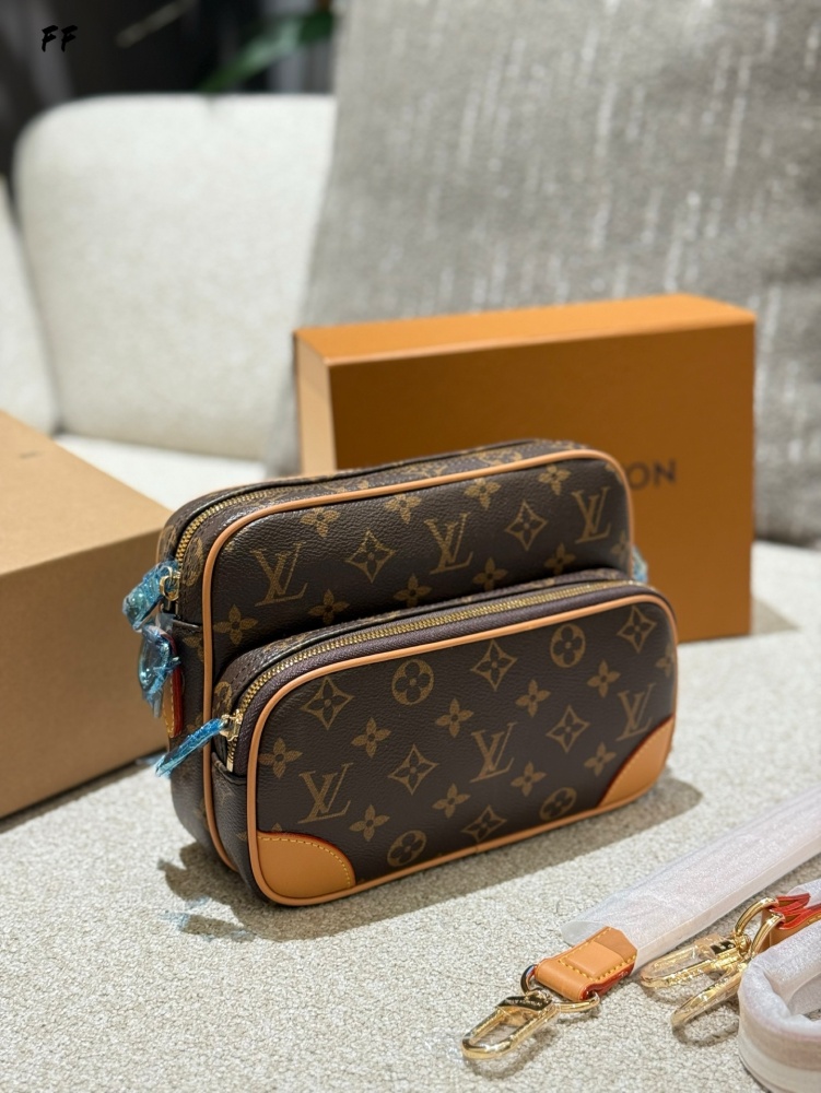 p270
LV | The new men's NilNiL for 2025 features a horizontal double-layer design
The same model also comes in two materials: canvas and leather
The double-layer design also has more capacity
It can be carried by hand or slung diagonally, which is al...