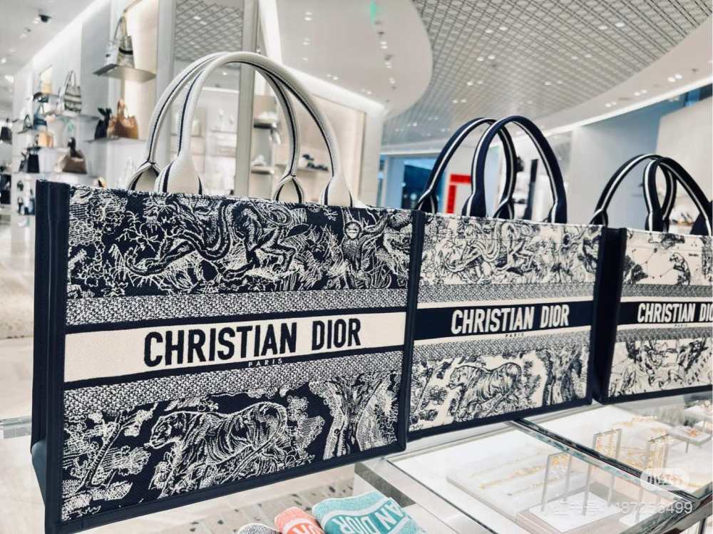 The Dior Booktote tote bag is inspired by creative director Maria Grazia Chiuri and is a flagship product that embodies Dior's aesthetic. These tote bags are designed specifically for carrying everyday items, with full body embroidery paired with the...