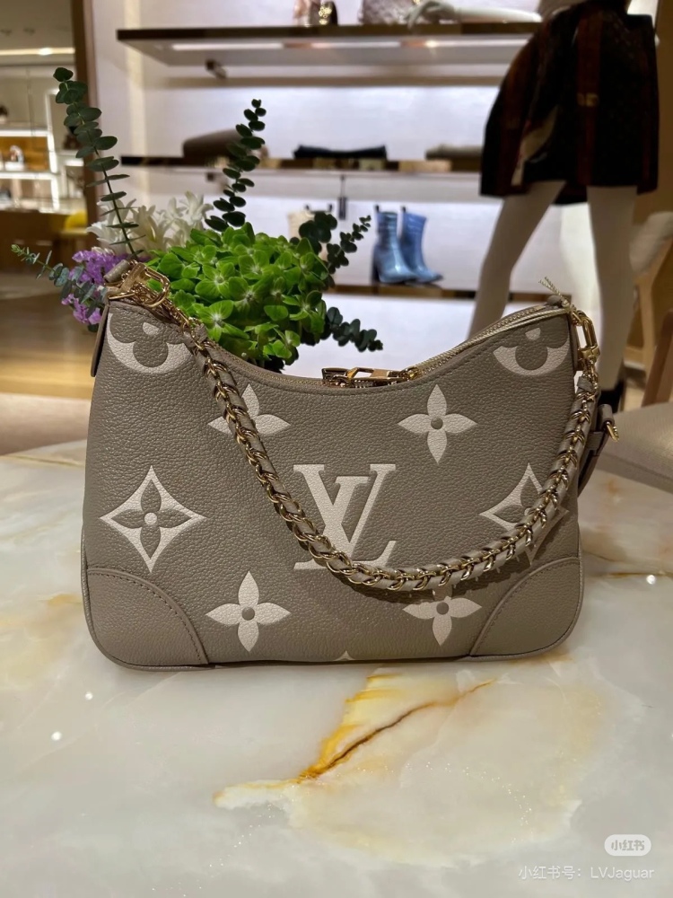 LV's recently popular full leather horn BOULOGNE handbag
Size: 29x16x9.5cm