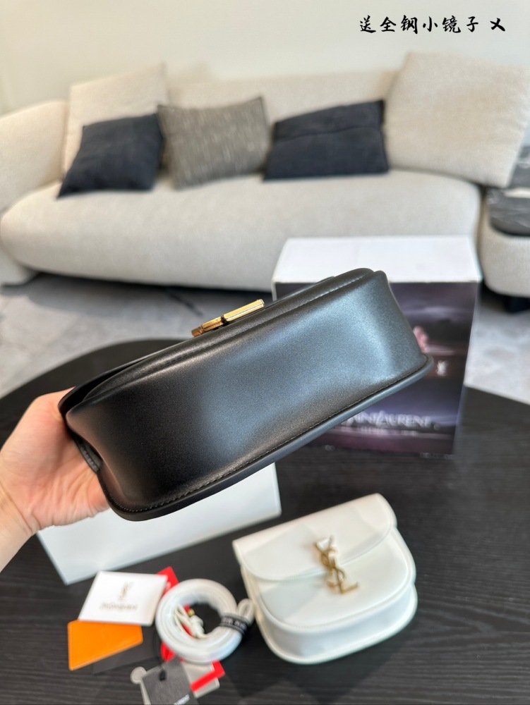 p230
YSL kaia black saddle bag
The black and gold color scheme exudes a sense of luxury and love
Half circle saddle bag with soft and curved design full of affinity
The overall style is beautiful and retro