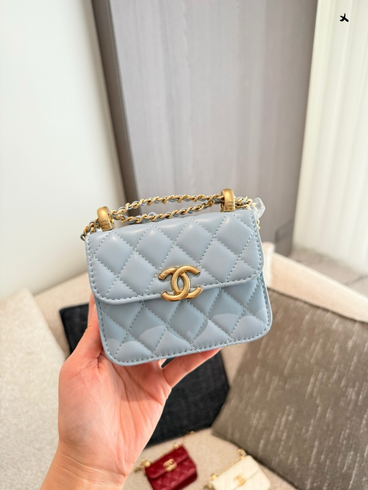 p180
Chanel Advanced Handicraft Workshop Double Golden Ball Zero Wallet
Smooth and delicate to the touch, the leather has a natural luster and classic diamond grid pattern and mouth cover design, paired with antique sand gold. The mini golden ball is...