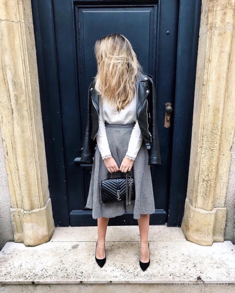 Saint Laurent College Black Silver Postman Bag | Durable and Versatile! The body of the bag is made of very soft calf leather
Classic yet versatile, fashionable yet exquisite
Same style for all major celebrities
The capacity is also very sufficient
C...
