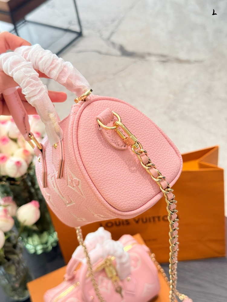 p245p225
Mini Speedy++Milk like Cute to the Heart~
Speedynano~exudes an unparalleled sense of luxury amidst its compact size~The perfect combination of pure black surface and LV white large print endows this bag with unique beauty traits, like the br...