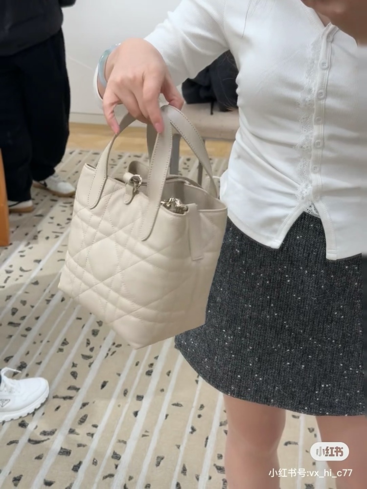 The Dior vertical indigenous bag is really a summer dish!
Vertical Toujours in Black and Milk Coffee Colors
The texture and appearance are truly exceptional! Wearing a coat or cotton jacket in winter is very suitable. Please help me recommend it to a...