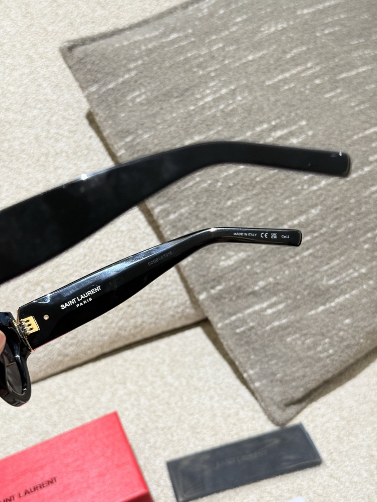 p220
Ms. Luo Jie, ROSE's original sunglasses! Who knows the cool temperament of milk! ROSE wears YSL sunglasses for both hard photos and private servers~
With the addition of event evening gowns, it exudes charm and sensuality, effortlessly becoming ...