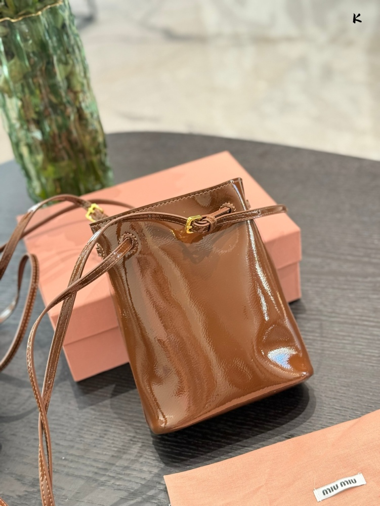 Oil wax cowhide P230
Miumiu recommends new small water bucket oil wax leather
The newly released oil wax leather material small water bucket this year feels too comfortable to touch, and the space capacity is very practical
Sisters who usually go out...
