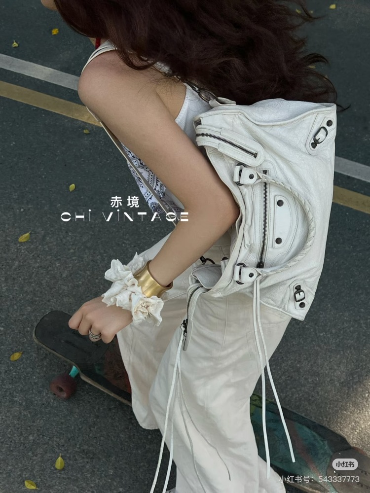 Balenciaga motorcycle silver is so handsome!!! Motorcycle bags will really be loved forever
A locomotive with a silver buckle will appear cool and aloof. C0o
Laziness comes naturally. The motorcycle bag can be equipped with a casual and free spirited...