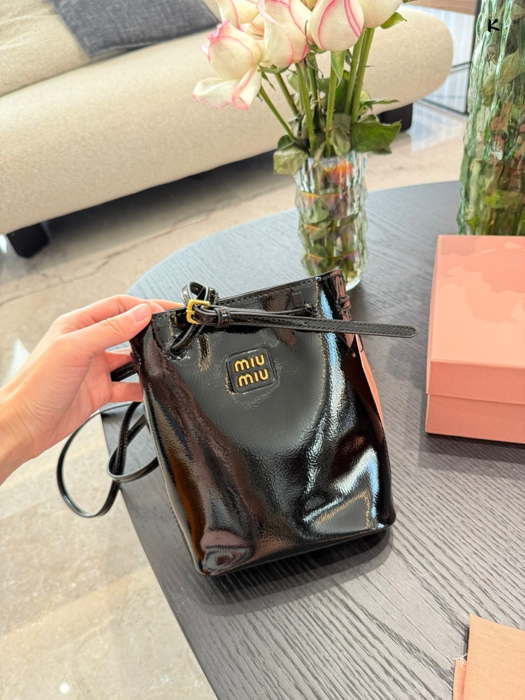 Oil wax cowhide P230
Miumiu recommends new small water bucket oil wax leather
The newly released oil wax leather material small water bucket this year feels too comfortable to touch, and the space capacity is very practical
Sisters who usually go out...