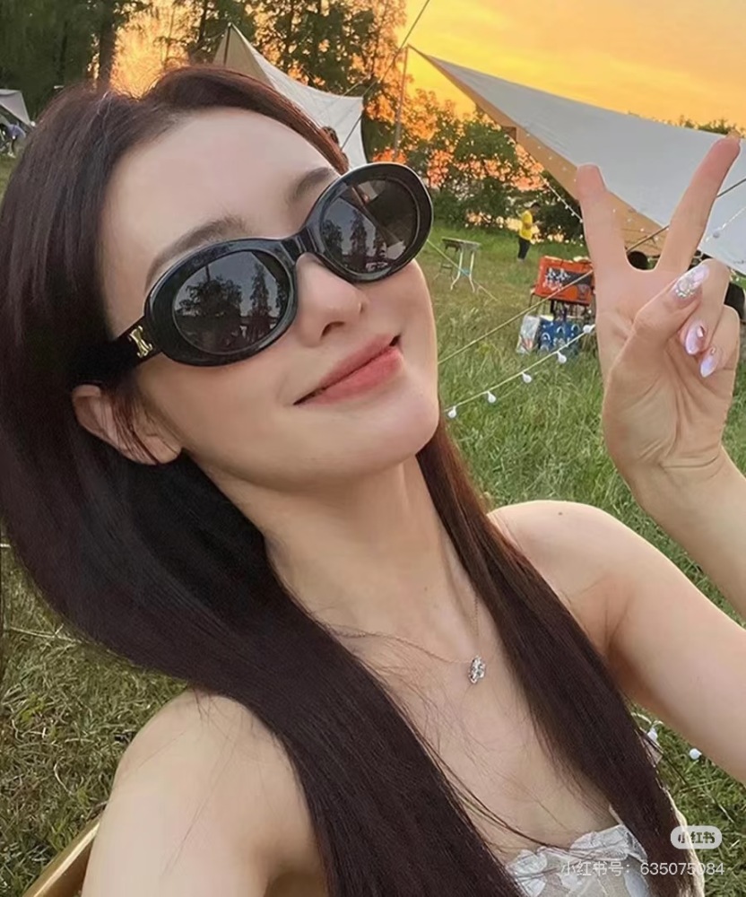 Kaixuan Gate Classic Black, this retro feeling is absolutely amazing!
Celine sunglasses that are popular all over the internet
Let me see which fashionista hasn't owned it yet
Really versatile! -You can bring it all year round!
Square and round face ...