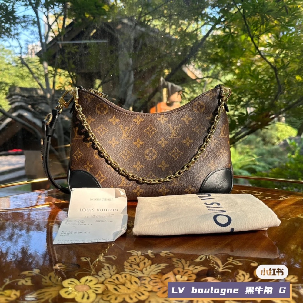 LV black horn upper body walking wave