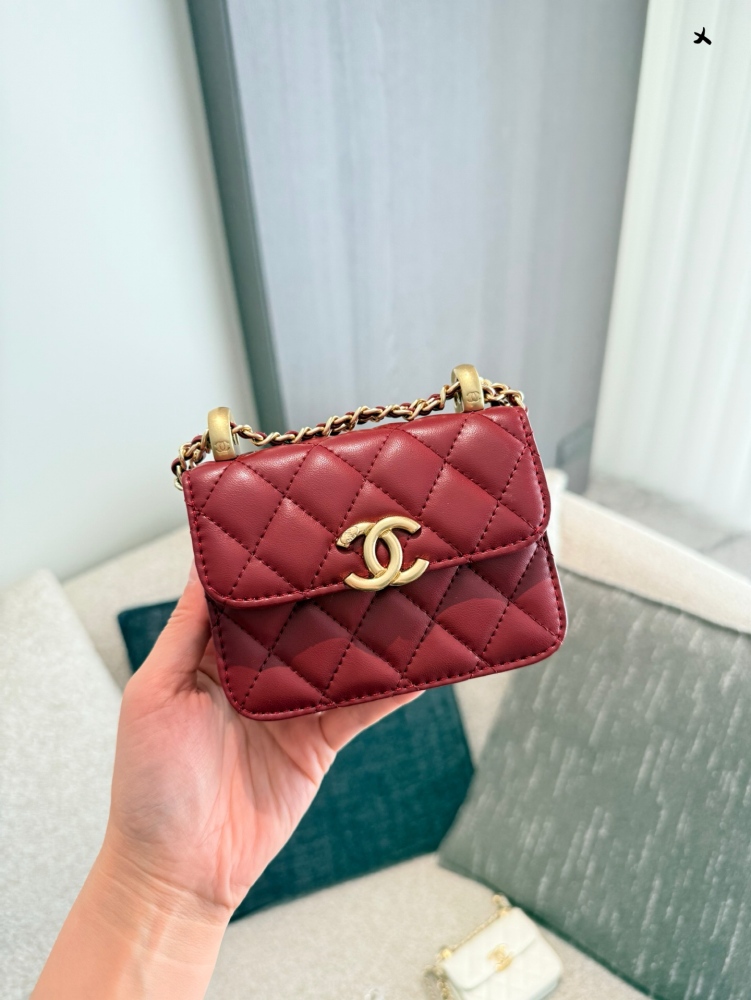 p180
Chanel Advanced Handicraft Workshop Double Golden Ball Zero Wallet
Smooth and delicate to the touch, the leather has a natural luster and classic diamond grid pattern and mouth cover design, paired with antique sand gold. The mini golden ball is...