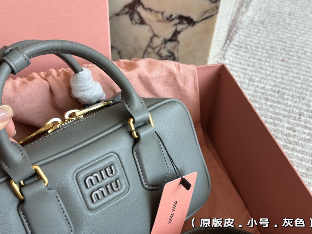 Original leather 310 full set packaging
size：23*11cm
Miumiu bowling/briefcase/
The sweetness of the bag is just right!
It's hard not to love!
Can be carried by hand or slung diagonally
It's definitely not a small waste bag! Full capacity~~
The appe...